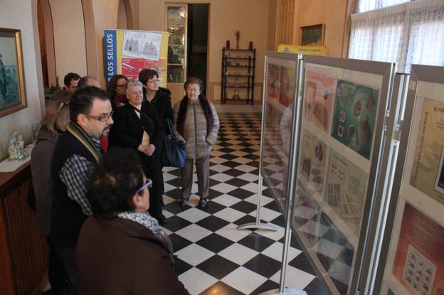 La exposición, en la galería del colegio, muestra la historia y los contenidos del mundo de los sellos. ::/Ernesto Pascual