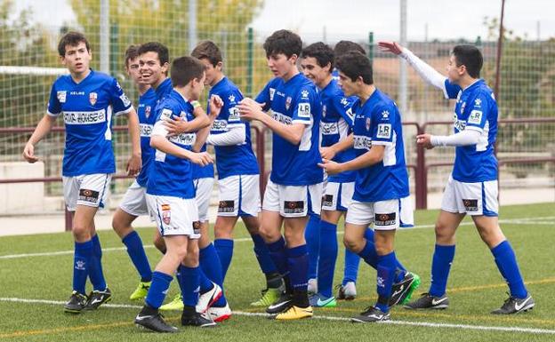 Los jugadores cadetes de la UDL celebran la consecución de un gol. :: /Fernando Díaz
