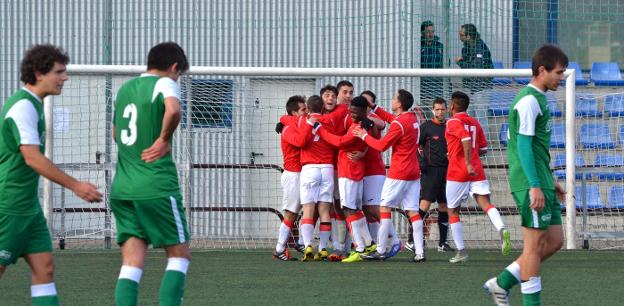 Los jugadores del Villegas celebran un gol ante el River. :: s.m./