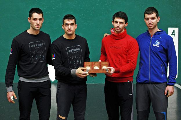Albisu, Víctor, Altuna y Martija, ayer en el Labrit de Pamplona tras seleccionar los cueros para el sábado. :: a. calleja/d.n./