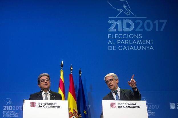 El delegado del Gobierno, Enric Millo, comparece ayer junto a Juan Antonio Puigserver, secretario general técnico de Interior. :: q. g. / efe/