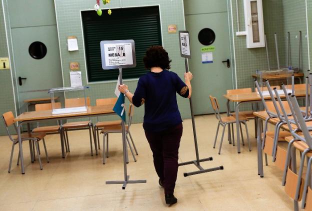 Preparación de uno de los colegios electorales donde se votará hoy. :: PAU BARRENA / afp/