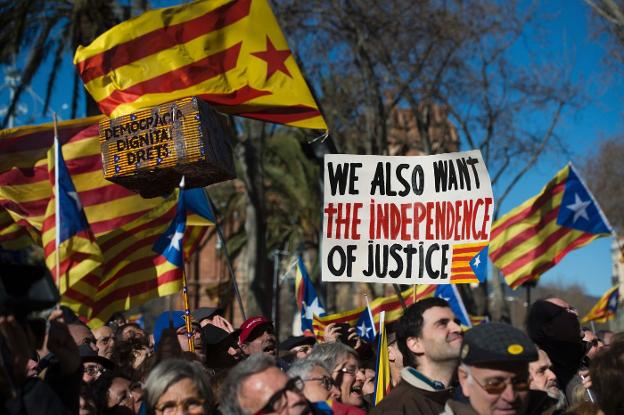 Partidarios de la independencia se concentran frente a un colegio el 9-N. :: JOSEP LAGO / afp/