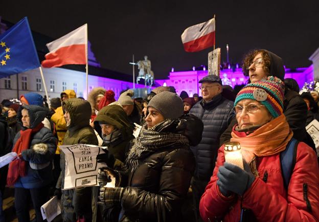 Protesta del día 14 contra las reformas judiciales ante el palacio de la Presidencia en Varsovia. :: J. S. / AFP/