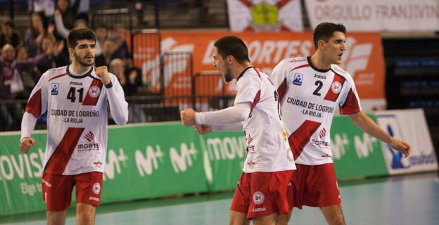 Imanol Garciandia, Lazar Kukic y Miguel Sánchez-Migallón celebran el triunfo ante el Ademar. ::/Antonio Díaz Uriel