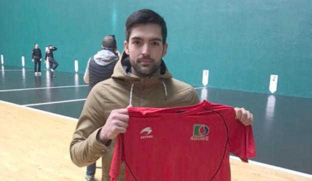 Gorka Esteban posa con la camiseta de su nueva empresa. / ASEGARCE
