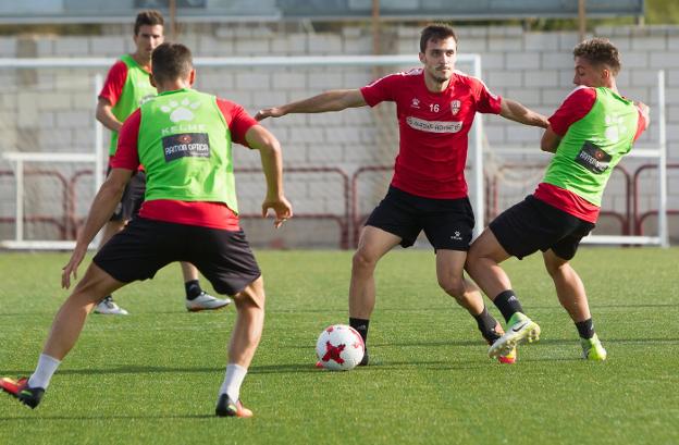 Álvaro Arnedo, durante un entrenamiento de la UD Logroñés. :: fernando díaz/
