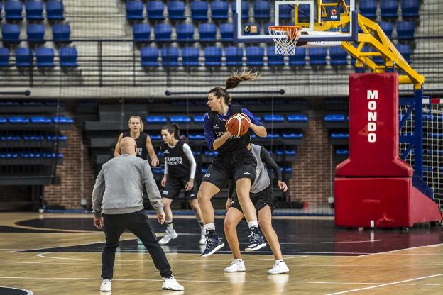 Elorduy dirige un entrenamiento del Promete. :: justo rodríguez/