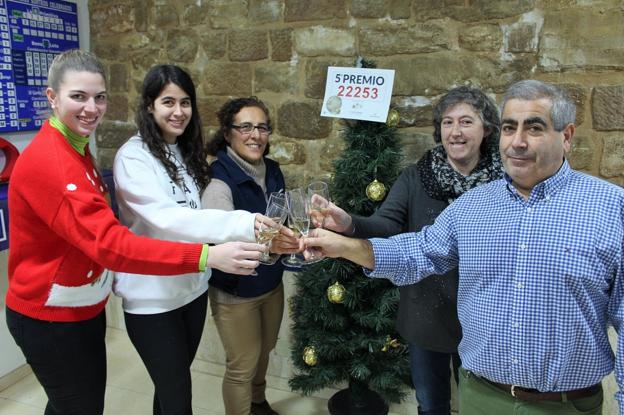 Celebración en la administración de Haro de la venta de diez décimos del 22.253, agraciado con un quinto premio. :: /Diego Marín A.
