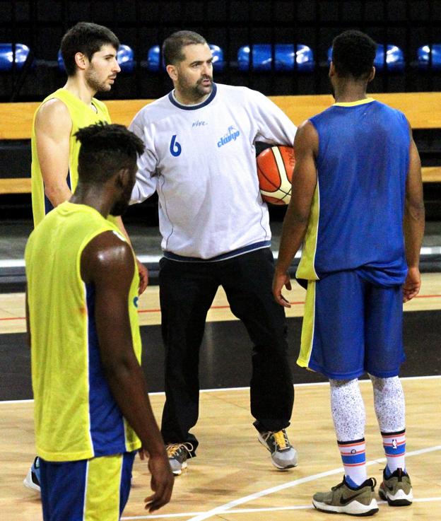 Jenaro Díaz da instrucciones durante un entrenamiento. :: /Jonathan Herreros