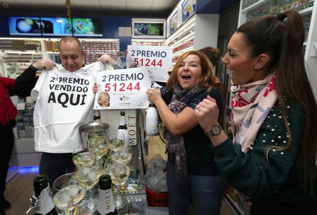 Una administración de Las Palmas de Gran Canaria celebra la venta del segundo premio. :: Efe
/