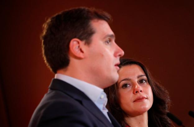 La ganadora de las elecciones catalanas, Inés Arrimadas, acompañada ayer por el líder de Ciudadanos, Albert Rivera. :: Eric Gaillard / REUTERS/