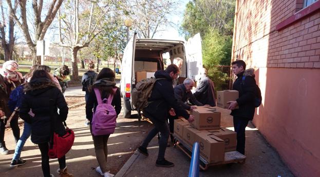 Entrega de las cajas con los productos al Banco de Alimentos. :: /Pilar Hidalgo