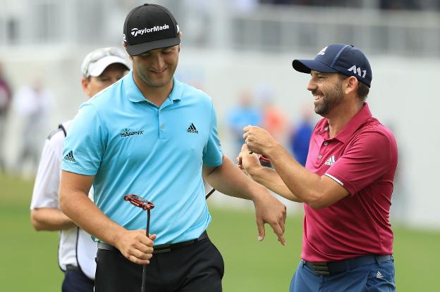 Jon Rahm y Sergio García bromean durante un recorrrido. :: efe/