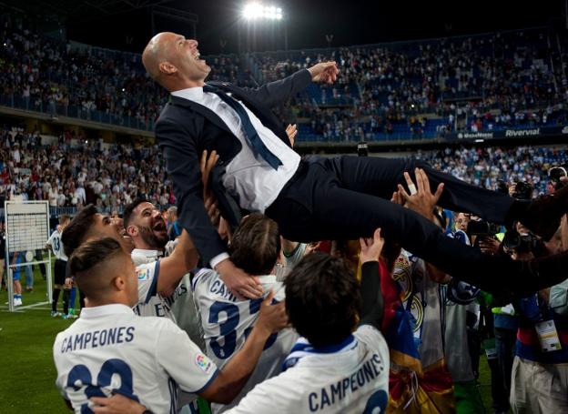 Los futbolistas del Real Madrid mantean a Zinedine Zidane tras conquistar la Liga. :: SERGIO CAMACHO / efe/