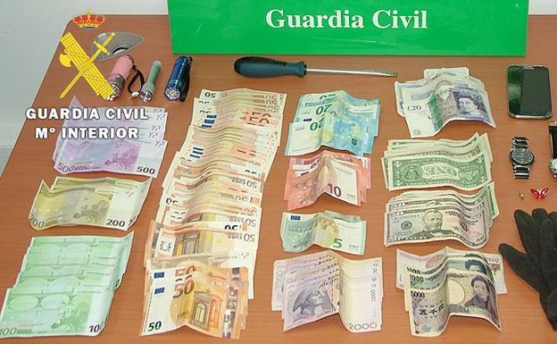 Dinero de diferentes países intervenido por la Guardia Civil. /GUARDIA CIVIL
