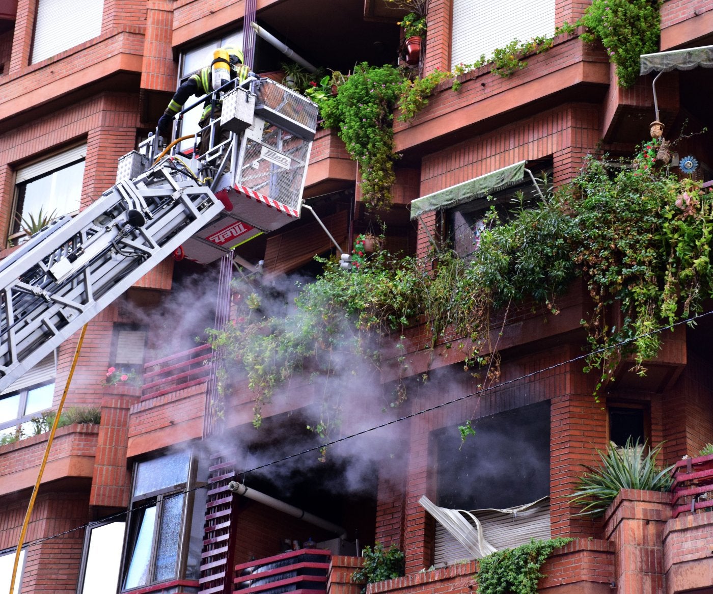 Intervención de los bomberos en el incendio de ayer. :: /Miguel Herreros