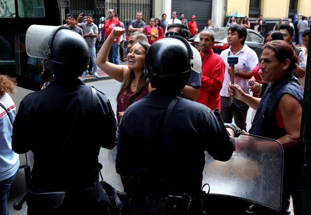 Seguidores de Keiko Fujimori protestan durante su declaración ante la Justicia. :: Mariana Bazo / reuters/