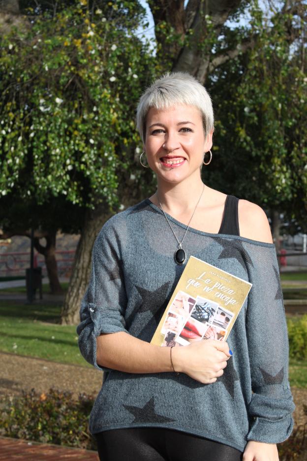 Sara Flamenco, con su libro. :: e.p./