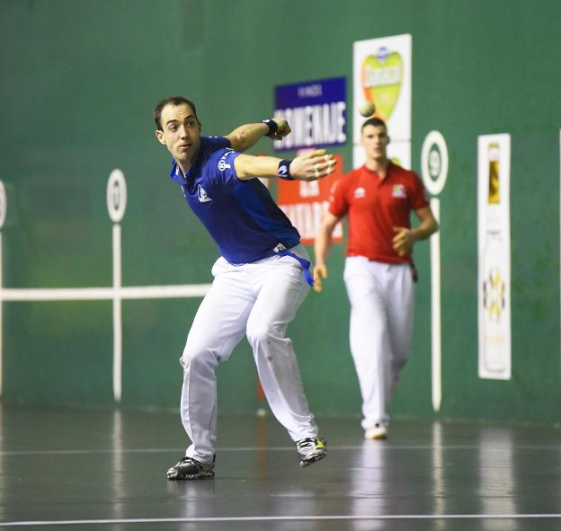 Merino golpe a la pelota con Untoria observando desde atrás. :: d.v./