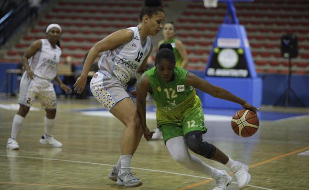 Hall trata de frenar el avance de Jones. que sumo doce puntos para su equipo. :: /E.P.E.