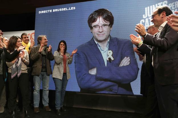 Candidatos y simpatizantes de Junts per Catalunya aplauden una intervención de Puigdemont en la pasada campaña electoral. :: Toni Albir / efe/