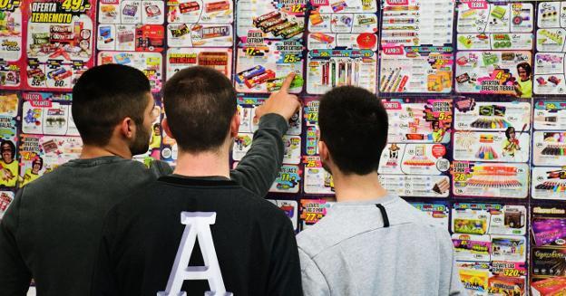 Unos jóvenes calagurritanos eligen los petardos que van a adquirir en la tienda La Traca de Logroño. :: MIGUEL HERREROS/