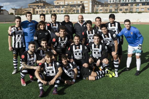 Los jugadores del Haro Deportivo posan con el Trofeo Navidad en El Mazo junto al cuerpo técnico. / DONÉZAR