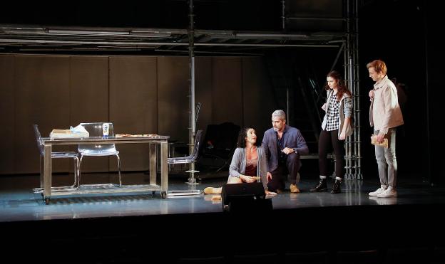 Nina, Nando González, Jana Gómez y Guido Balzaretti, en una escena de 'Casi normales'. / ALBERTO FERRERAS