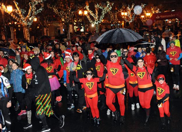 En familia. Un grupo de superhéroes saluda en los primeros metros de la prueba./