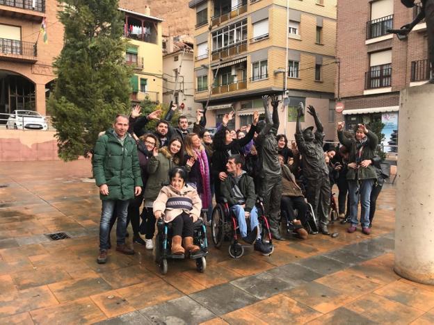 El alcalde, recibiendo a los alumnos y a gente de Aspace. :: m.f./