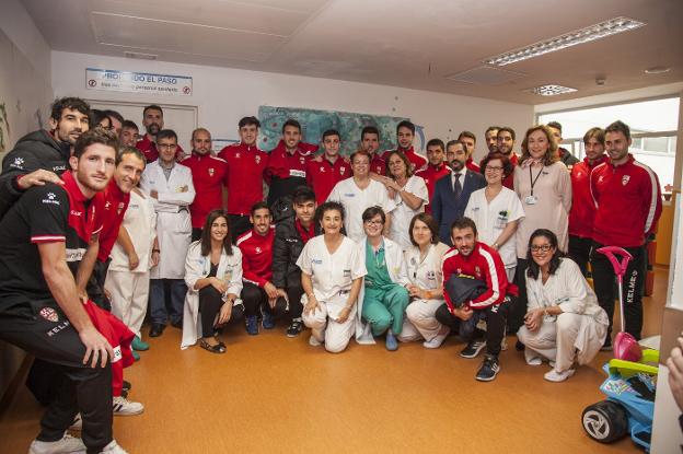 Los responsables de la planta se hicieron una foto con los blanquirrojos. :: UDL/