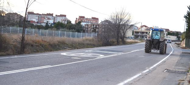 Tramo sin acera de la calle Viacampo, a continuación del cuartel de la Guardia Civil. :: i. álvarez/