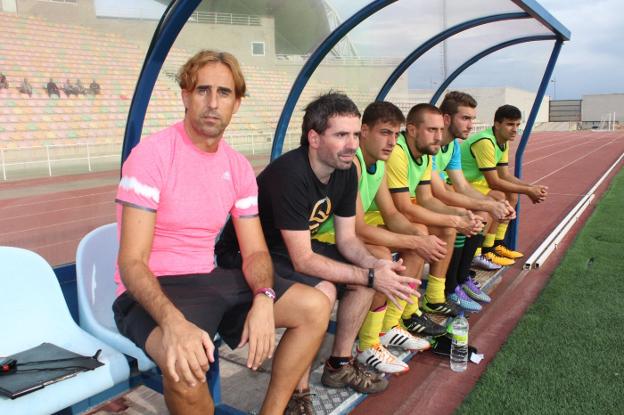 Felipe Beltrán de Heredia posa en el banquillo. :: D.M.A./