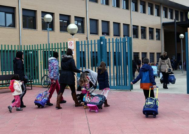 Centro escolar Juan Yagüe, en el barrio logroñés de Valdegastea, para el que se busca director. :: miguel herreros/