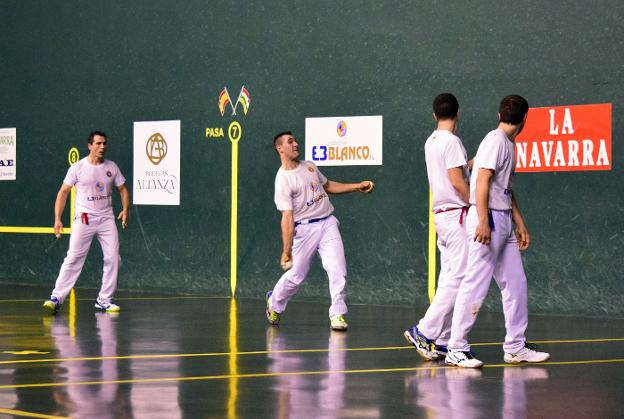 Pedro Ruiz golpea la pelota en la final de mayores. :: miguel herreros/