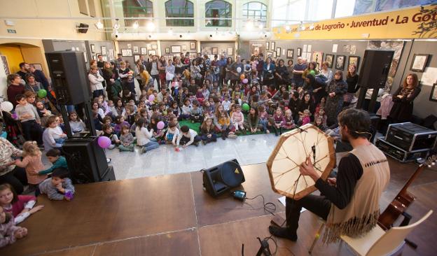 El patio de La Gota de Leche se ha brindado estos días como escenario festivalero para los más pequeños de la casa y sus familias. :: /Antonio Díaz Uriel