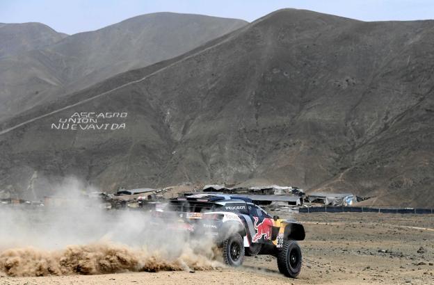 Carlos Sainz y Lucas Cruz recorriendo San Bartolo, a 75 kilómetros al sur de Lima, antes de arrancar un Dakar que se disputa del 6 al 20. :: afp/