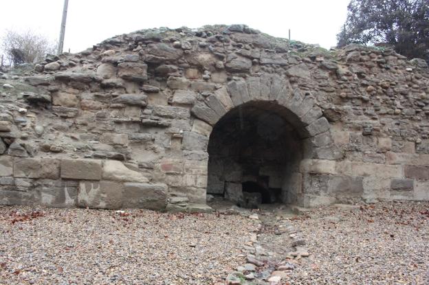 La limpieza de la exedra (nave principal del ninfeo) y su entorno facilita la visita del público. :: E.P./
