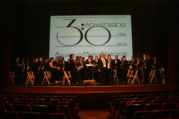 La Agrupación Musical Najerense, con su directores, Antonio Jiménez e Ismael Peñaranda. :: F. D./