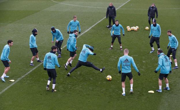 Los jugadores del Real Madrid, durante el entrenamiento de ayer en la Ciudad Deportiva de Valdebebas. :: PACO CAMPOS / EFE /