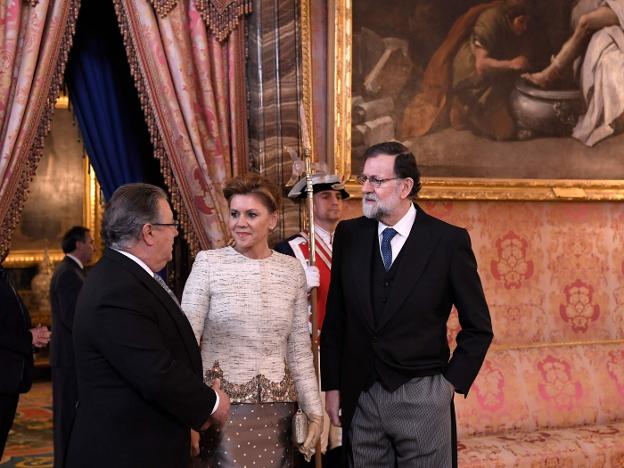 Rajoy conversa con Cospedal y Zoido. :: GABRIEL BOUYS / afp/