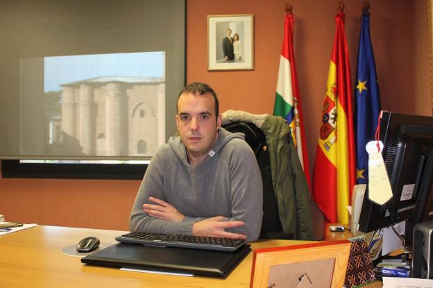 El alcalde de Nájera, Jonás Olarte, ayer en su despacho. :: /Félix Domínguez