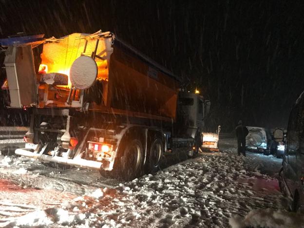 AP-68. Imagen de la autopista, antes de llegar a Haro, completamente colapsada. ::/MARTÍN OCHOA