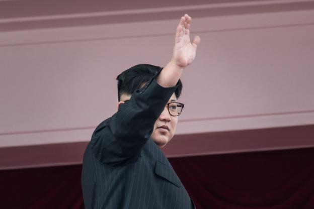 Kim Jong-un saluda durante un acto oficial. :: afp/