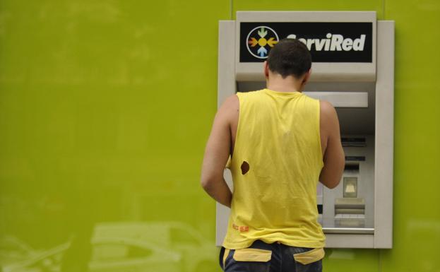 Cuatro acusados niegan el uso de tarjetas falsificadas y culpan a otros dos que no asisten al juicio