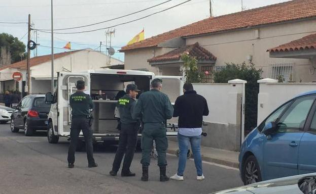 Agentes de la Guardia Civil en la puerta de la vivienda de los fallecidos./J. M. Rodríguez / AGM