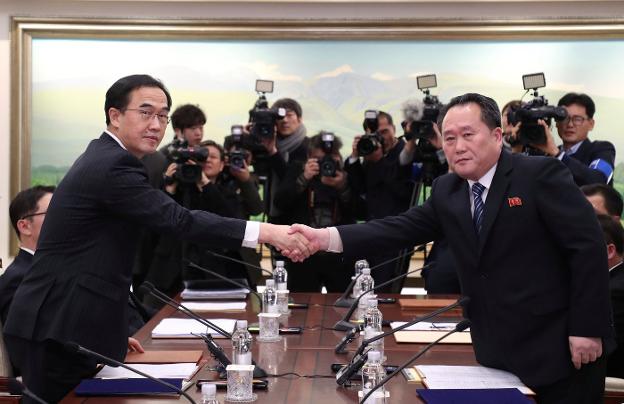 El ministro de Unificación del Sur, Cho Myoung-gyon (izda.), y el portavoz de la delegación norcoreana, Ri Son-gwon, se dan la mano tras la reunión en Panmunjon. :: reuters
/
