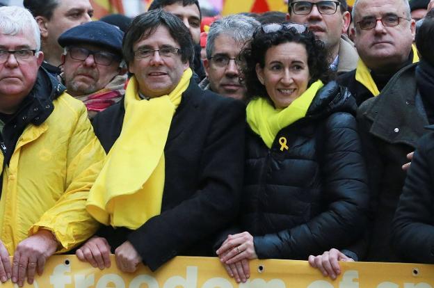 Carles Puigdemont y Marta Rovira, durante la marcha independentista del pasado 7 de diciembre en Bruselas. :: sTEPHANIE LECOCQ / efe/