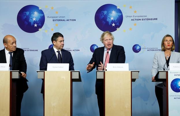 Los ministros de Exteriores francés, alemán, británico y de la UE tras reunirse ayer con su homólogo iraní en Bruselas. :: reuters/
